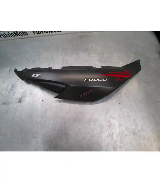 Flanc de selle Arrière Droit GILERA FUOCO 500 – 2014 Petit Prix