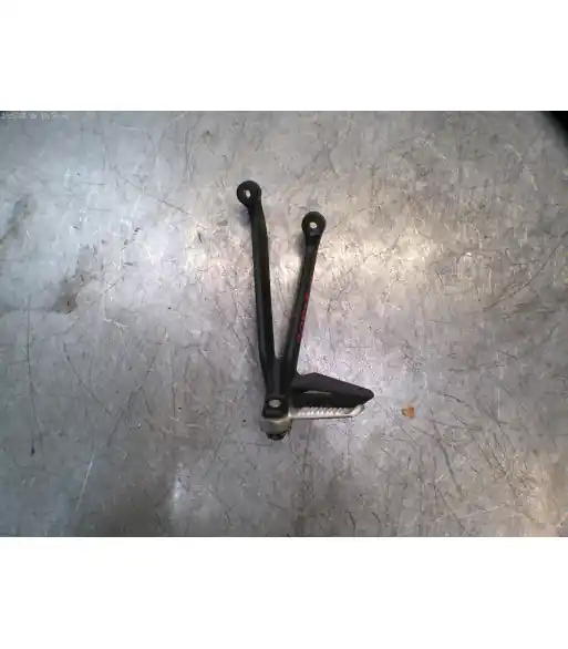Platine repose pied Arrière Gauche TRIUMPH STREET TRIPLE 765 – 2024 Offre Exclusive