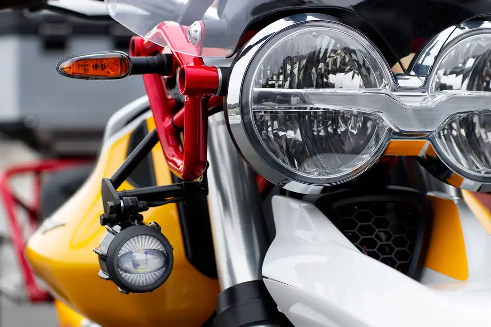Expédié Aujourd&rsquo;hui Phares antibrouillard à LED pour Moto Guzzi V85 TT, kit d&rsquo;installation inclus