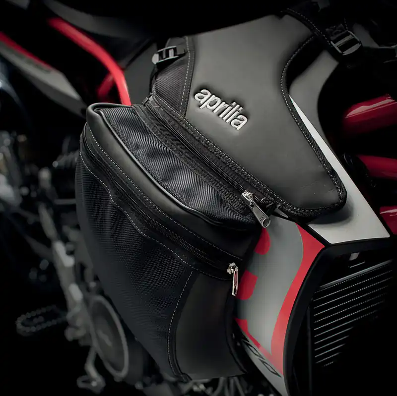 Prix Bas Sacs latéraux originaux pour couvercle de réservoir Aprilia Dorsoduro 750 / 900 / 1200